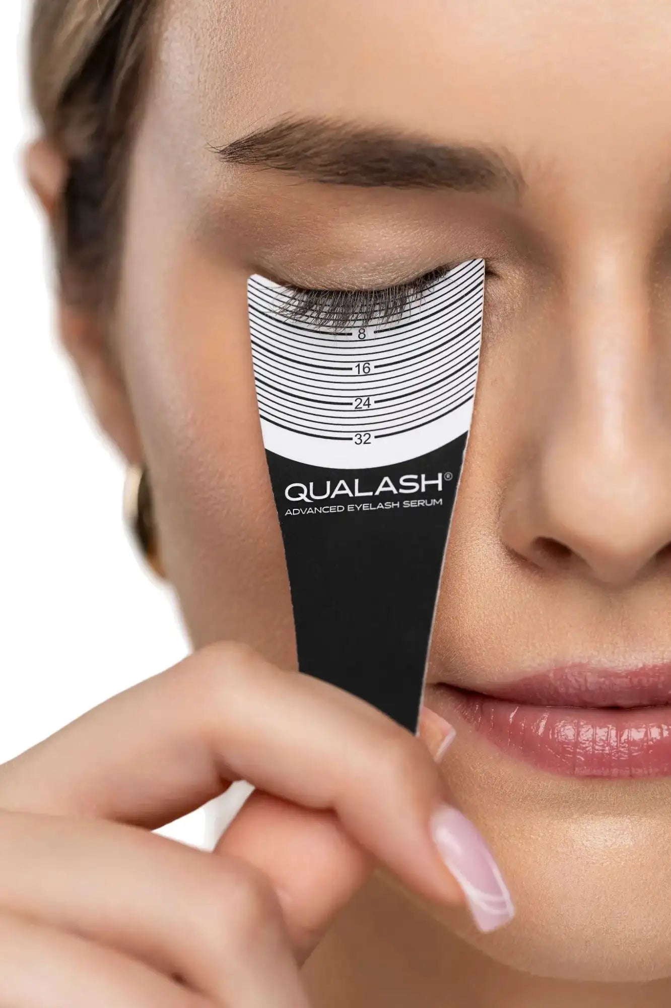 Patience récompensée – gros plan montrant la progression de la pousse des cils au fil du temps avec une utilisation régulière du sérum pour cils avancé QUALASH