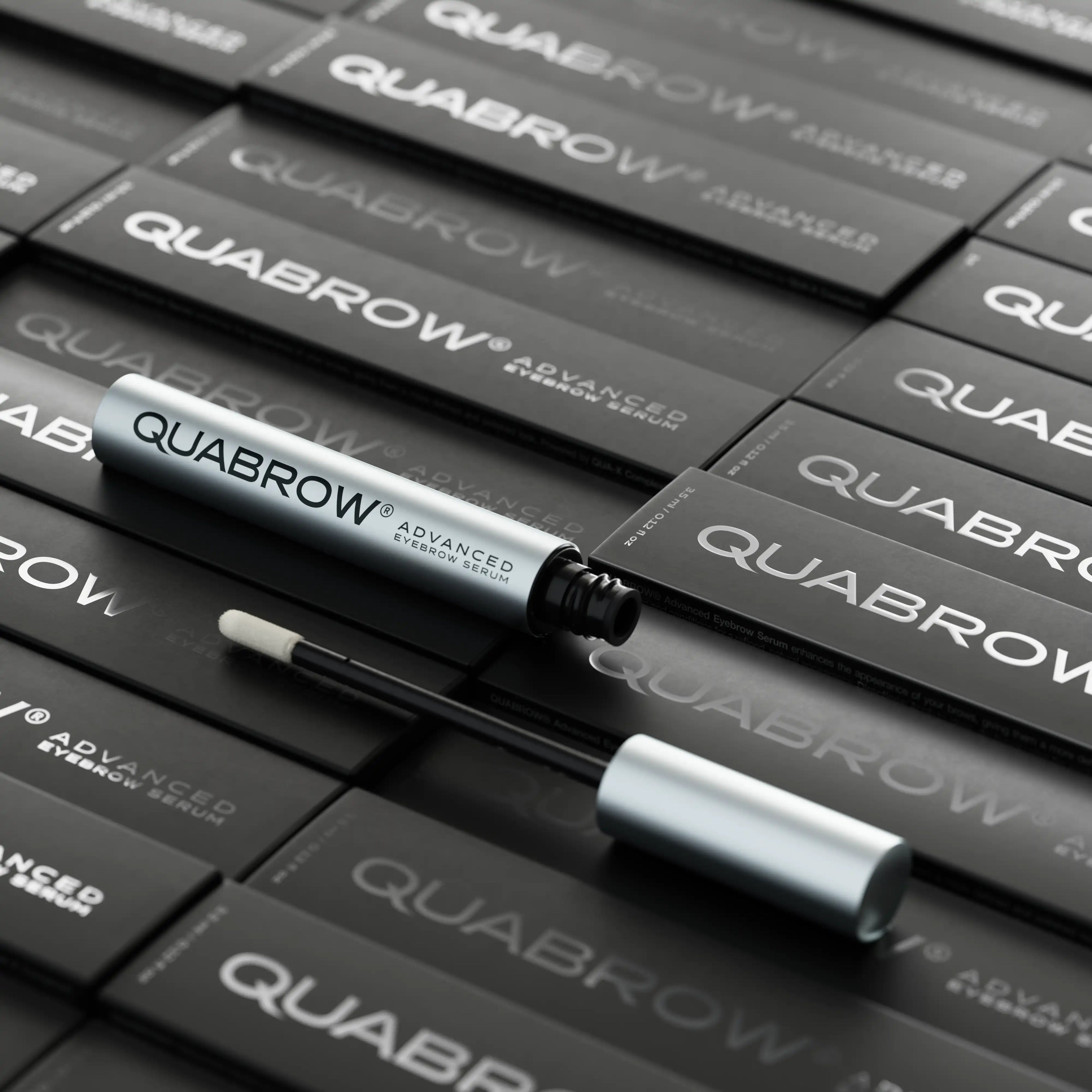 Quabrow Advanced Eyebrow Serum vist med elegant produktemballage