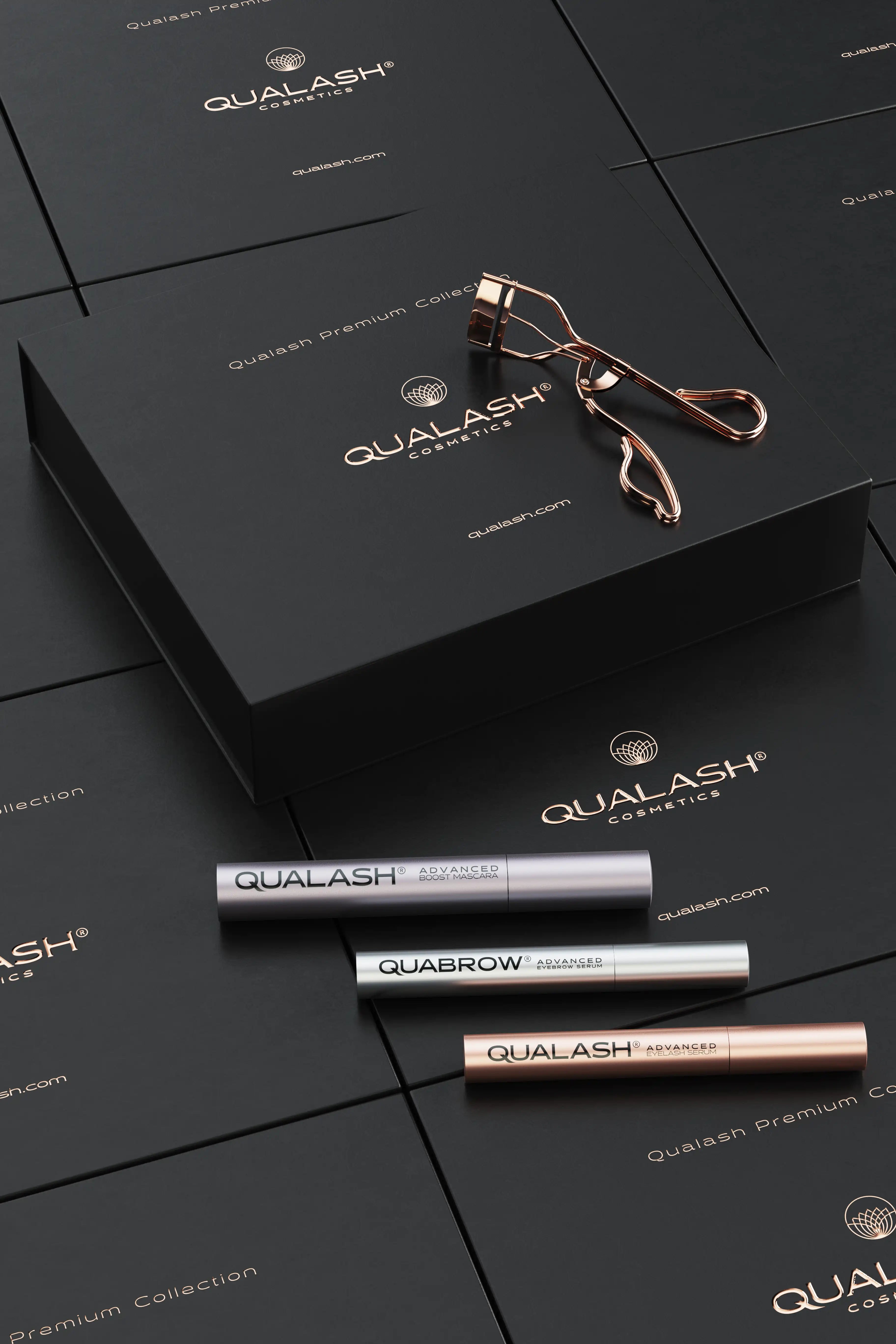 Flatlay de la collection premium Qualash avec recourbe-cils et sérums présentés hors de la boîte