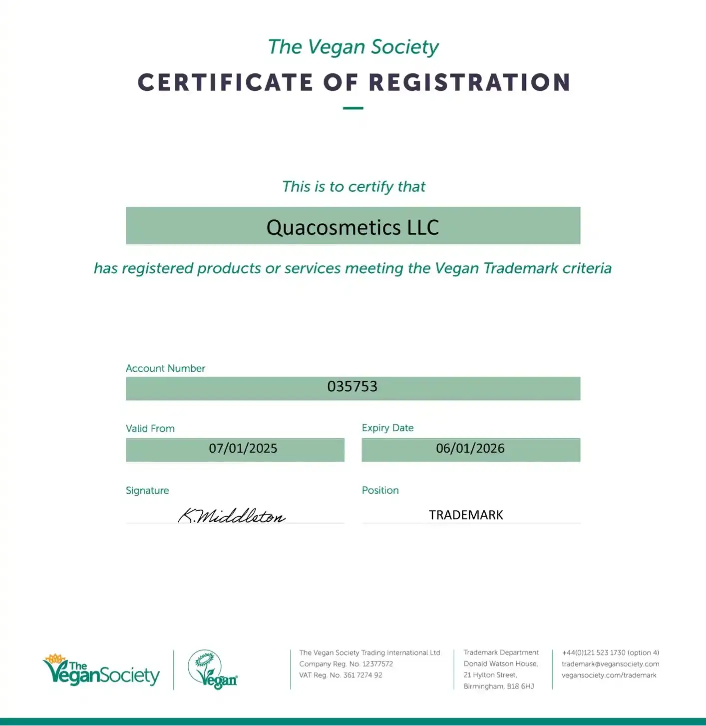 The Vegan Society-registreringscertifikat for Quacosmetics LLC med ren hvid baggrund, turkis tekst og grønne accentbjælker.