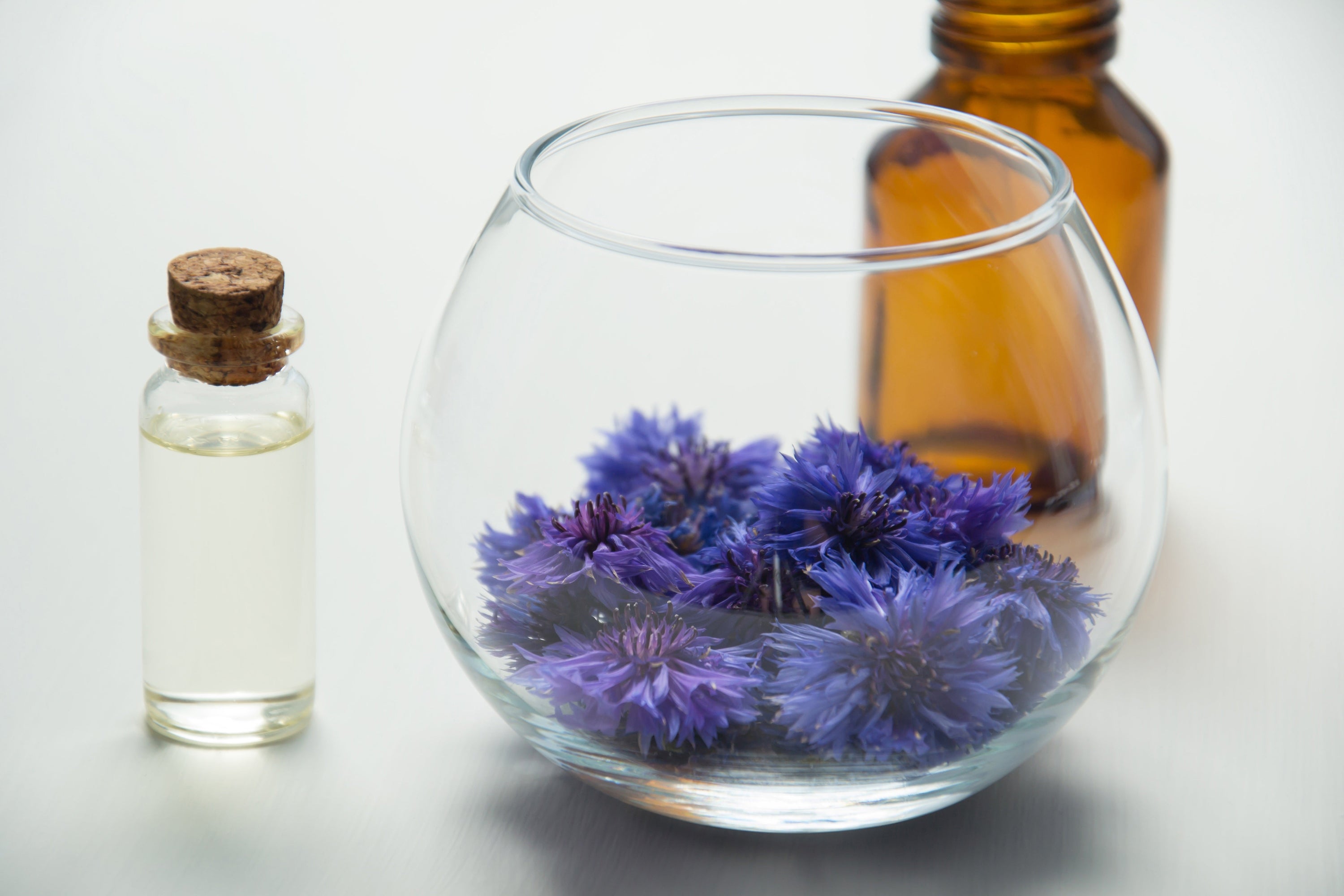 The Art of Natural Lash Care: Elevate Your Beauty Routine with Premium Eyelash Serums